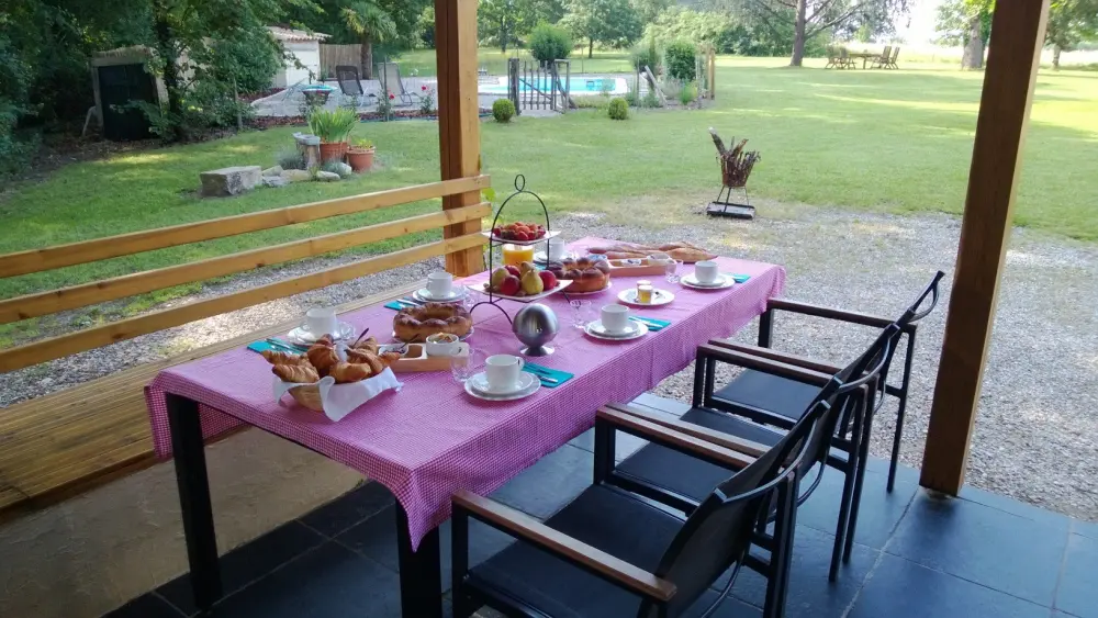 Bed and Breakfast La Forestiere - La colazione sulla terrazza