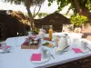 La belle minervoise - Breakfast outside on terrace