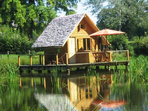 Cabane sur l'eau Sud Morvan Insolite - L'Etang Rond Hütte