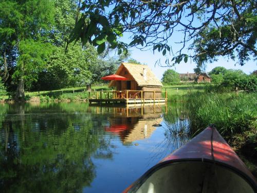 Cabane sur l'eau Sud Morvan Insolite - L'Etang Rond Hütte