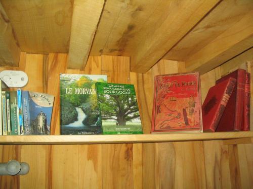 Cabane sur l'eau Sud Morvan Insolite - Bibliothek Hütte