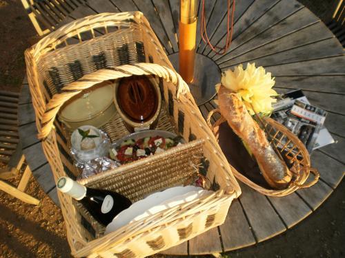 Cabane sur l'eau Sud Morvan Insolite - Wagen Gourmet Terroir serviert auf dem Pier