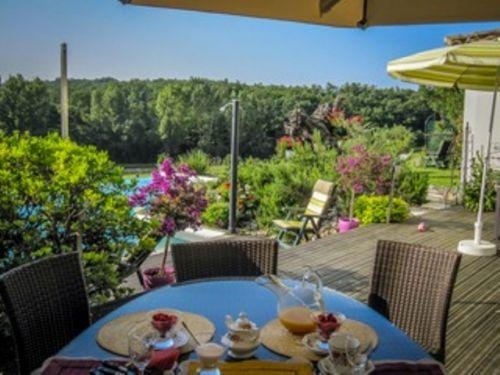 Die Cadanellau - Die Blumenbeete und der Pool von der Terrasse