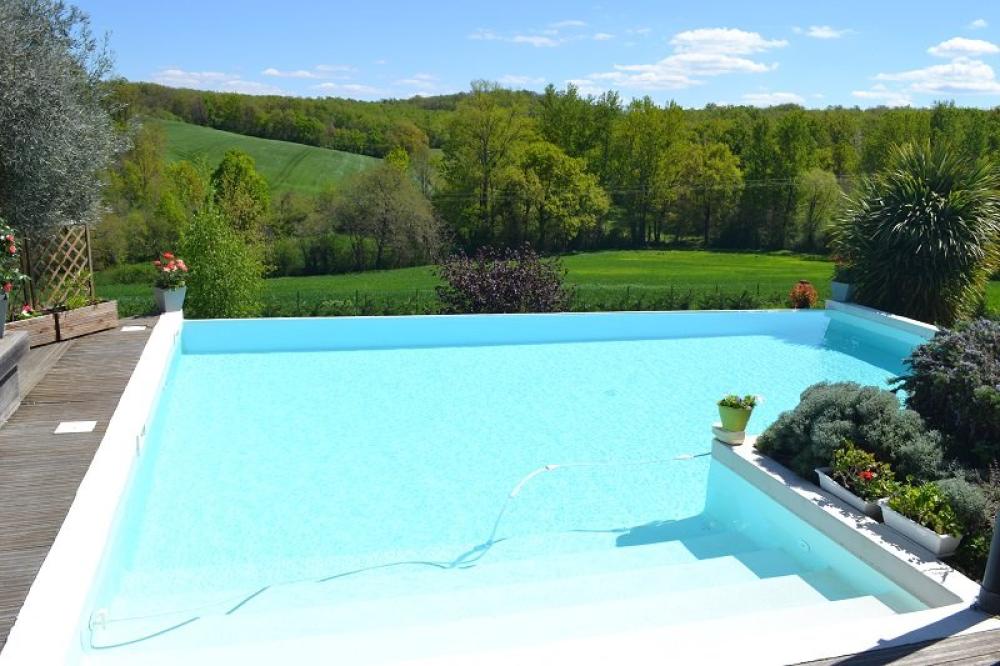 Die Cadanellau - Der Infinity-Pool mit Blick auf das Tal