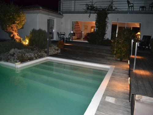 Die Cadanellau - Die Terrasse und der Pool bei Nacht