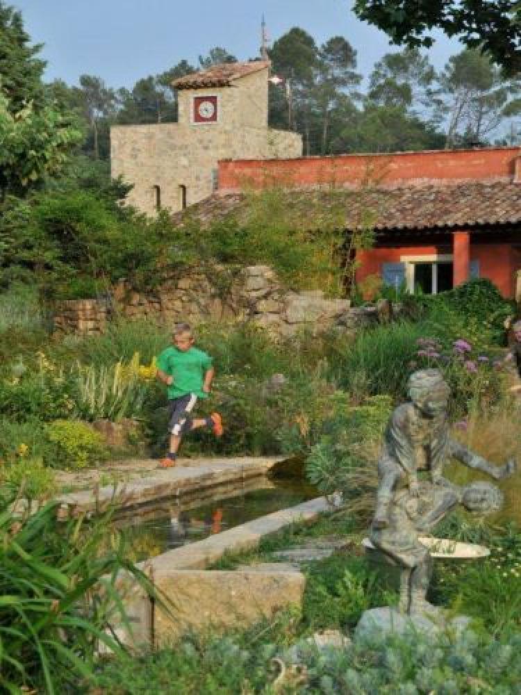 Une Campagne en Provence Le Peyrourier - Die Brunnen im Garten