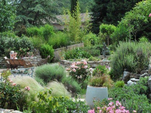 Une Campagne en Provence Le Peyrourier - Ein großer Garten zwischen den Häusern