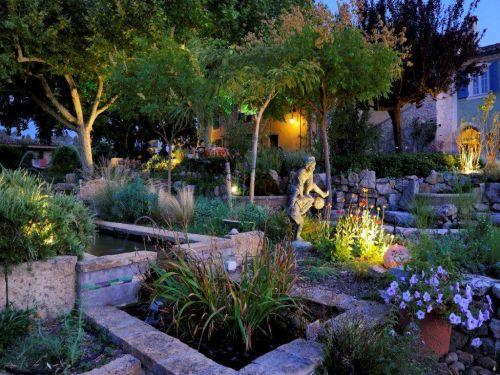 Une Campagne en Provence Le Peyrourier - Die Brunnen im Garten