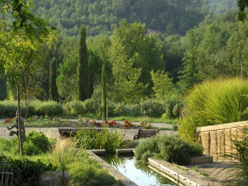 Une Campagne en Provence Le Peyrourier - Die Brunnen im Garten
