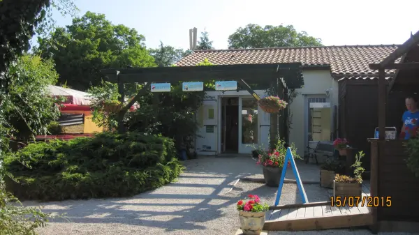 Camping Courte Vallee - Campingplatz - Urlaub & Wochenende in Airvault