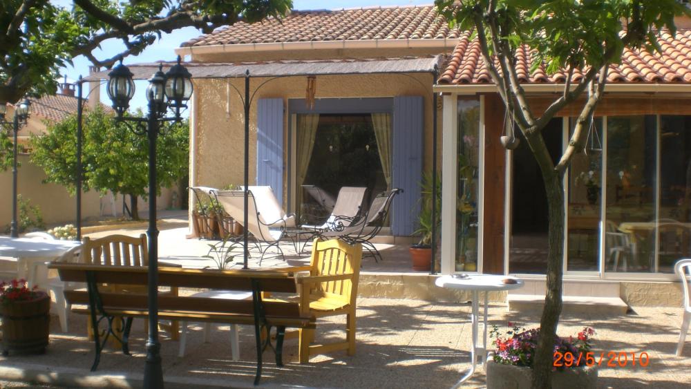 Chambre d'hôte climatisée en Provence - Essen unter den Bäumen