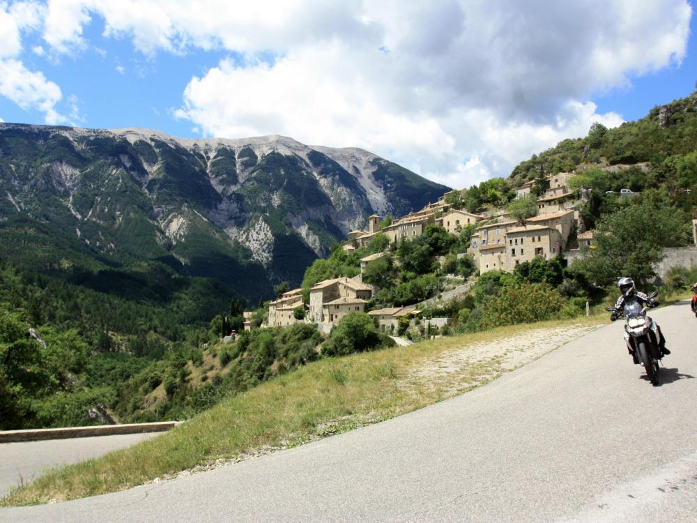 Chambres de charme-Le clos des lavandes - Die Bergdörfer des Luberon Motorrad