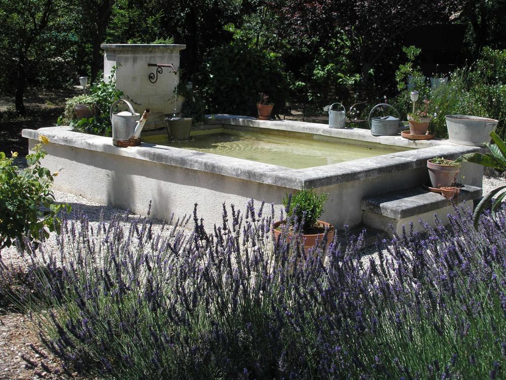 Chambres de charme-Le clos des lavandes - Becken-Brunnen geschlossen Lavendel