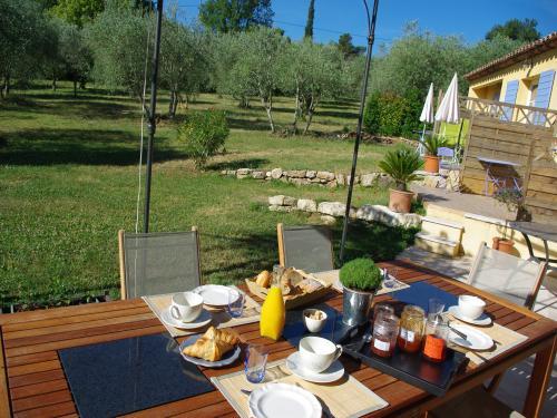 Chambres d'hôtes Carpe diem - Frühstück auf der Terrasse