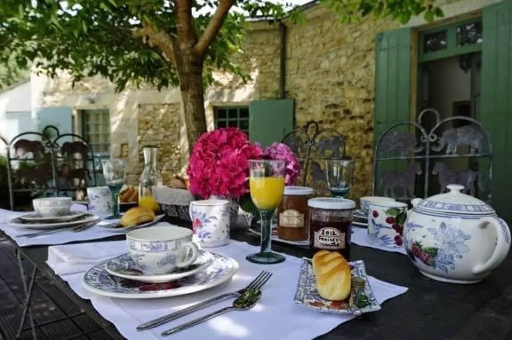 Chateau de l'Isle - Frühstück auf der Terrasse