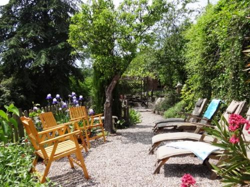 Chez Providence Chambres et Table d'Hote - Garten sonnig