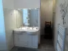 O Clos De Gémozac - Banheiro 'La Gemoze' - 80x110 chuveiro de hidromassagem, lavatório duplo, WC separado