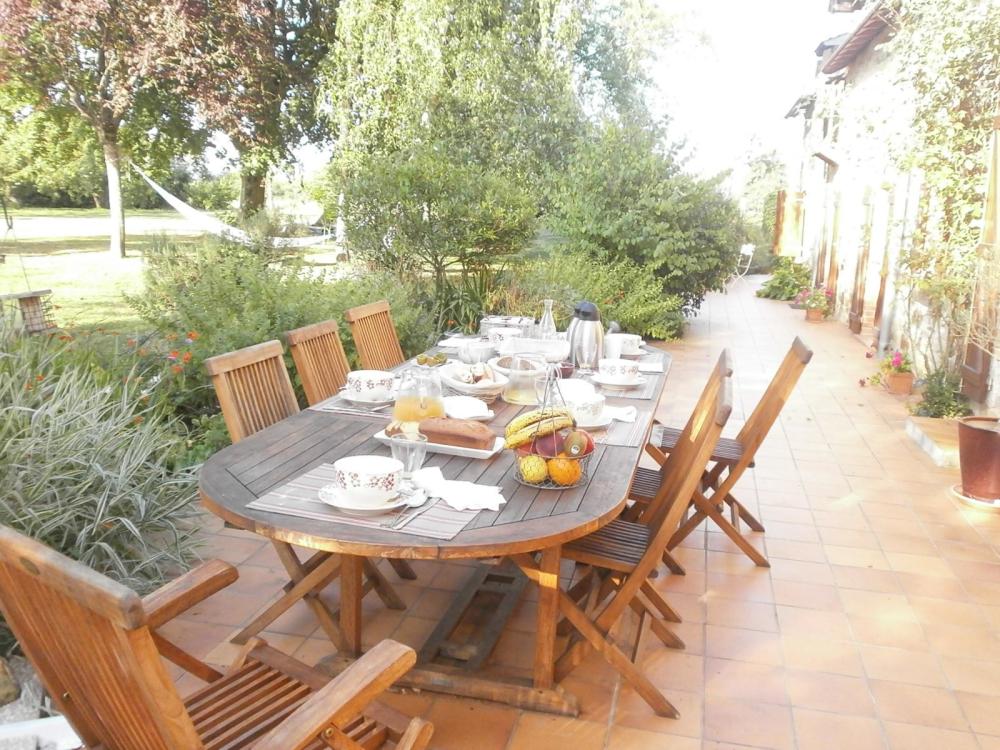 Le Clos du Piheux - Frühstück auf der Terrasse