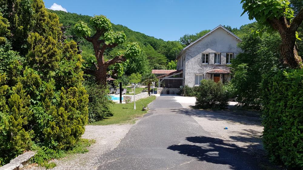 Domaine des catalpas - Das Haus von der Straße aus gesehen