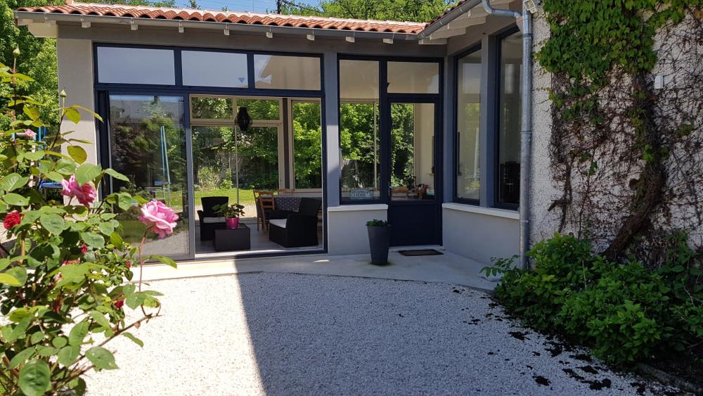 Domaine des catalpas - Separater Eingang und überdachte Terrasse Frühstück für unsere Gäste