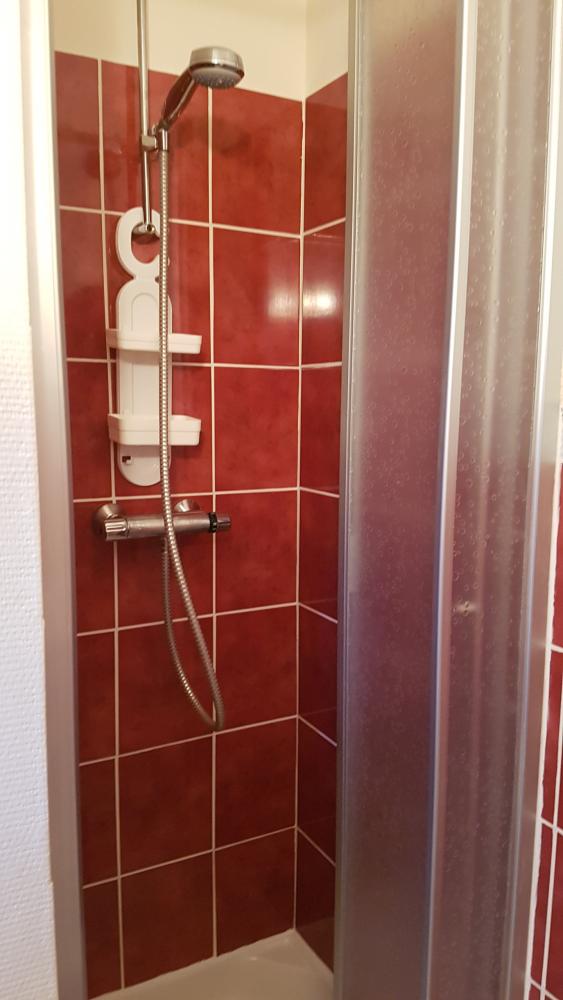 Domaine des catalpas - Duschraum und Toilette in jedem Zimmer