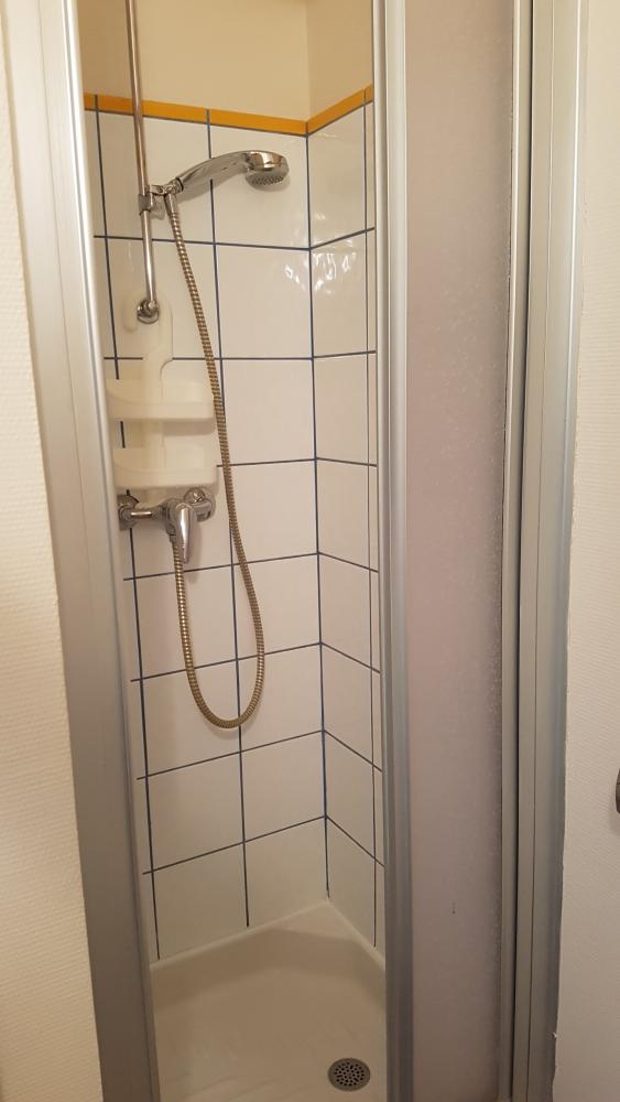 Domaine des catalpas - Duschraum und Toilette in jedem Zimmer