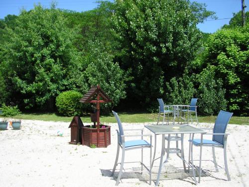 Domaine des catalpas - Tische auf der Rückseite des Hauses