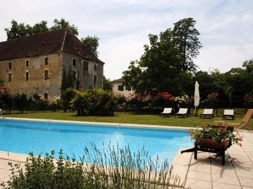 Domaine de Sengresse - Sengresse - der Pool mit dem kleinen Haus und Scheune