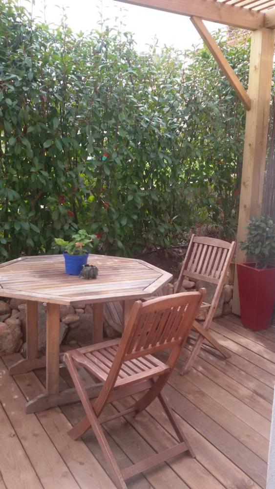L'Escala - Die Terrasse "d'Amandier" ist ein Kokon aus Grün
