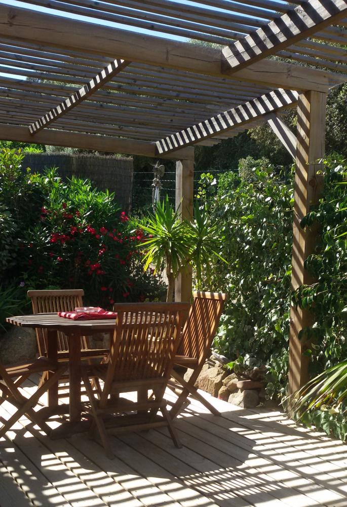 L'Escala - Die Terrasse von "Glycine" ist riesig. Und gut geschlossen mit all ihren Pflanzen