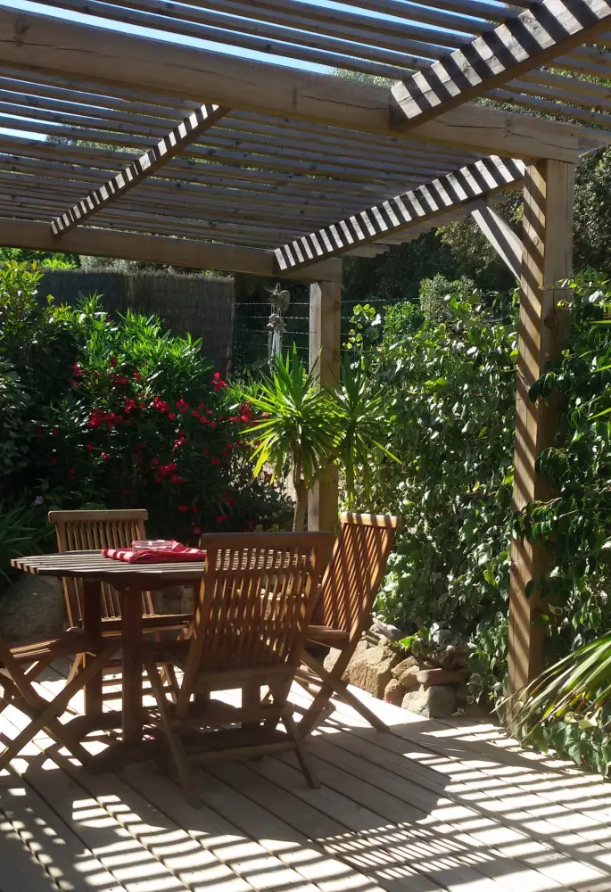 L' Escala - Het terras van "Glycine" uitgestrekt. En goed afgesloten met al haar planten