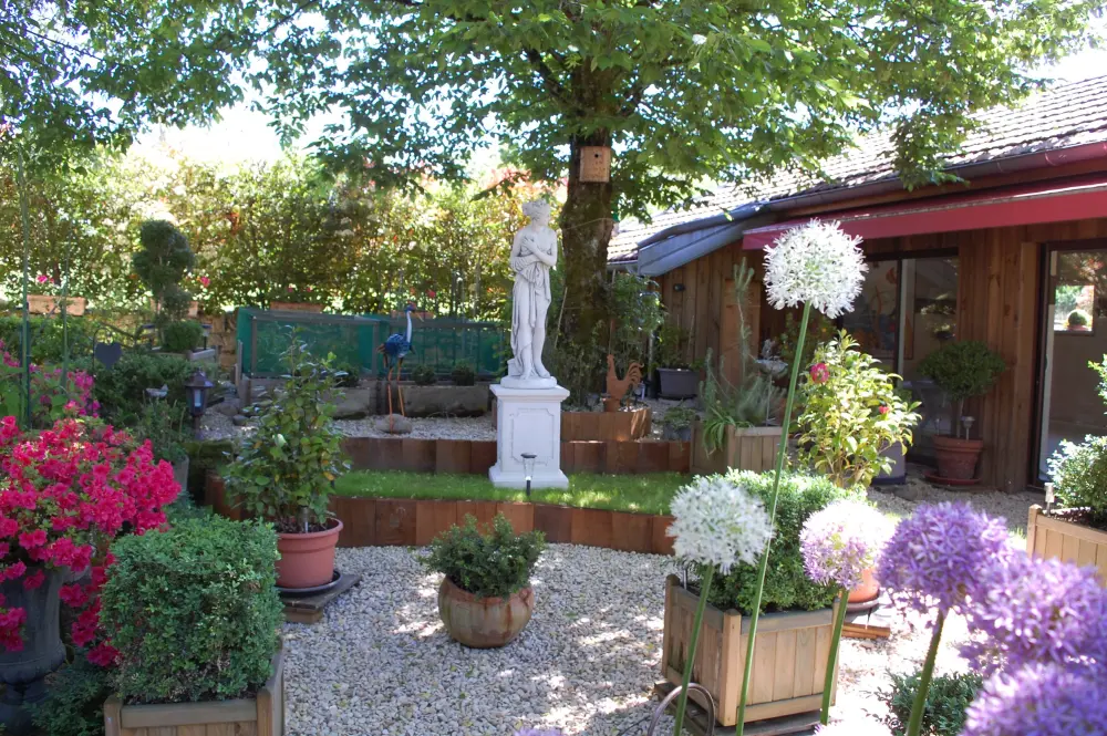 La Ferme à l'Armure - Le jardin devant la piscine