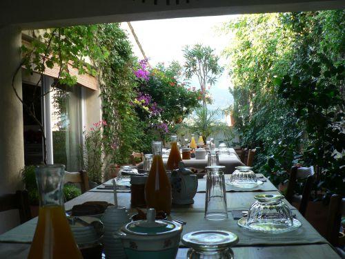 Die Gästezimmer von Magali - Frühstück auf der Terrasse