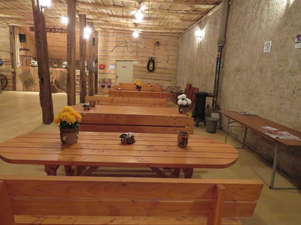 Grange d'Anjeux B&B - Tische und Banken