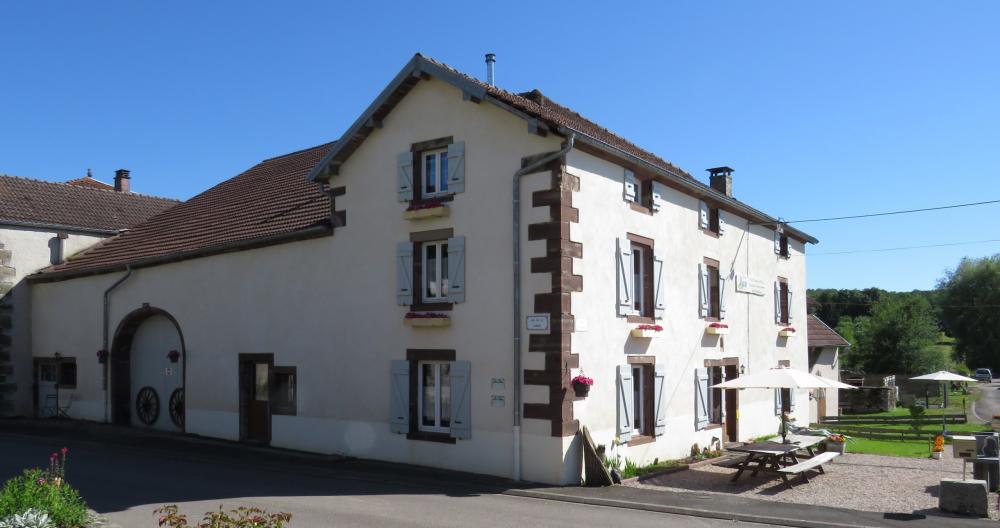 Grange d'Anjeux B&B - Seitenansicht mit der Scheune