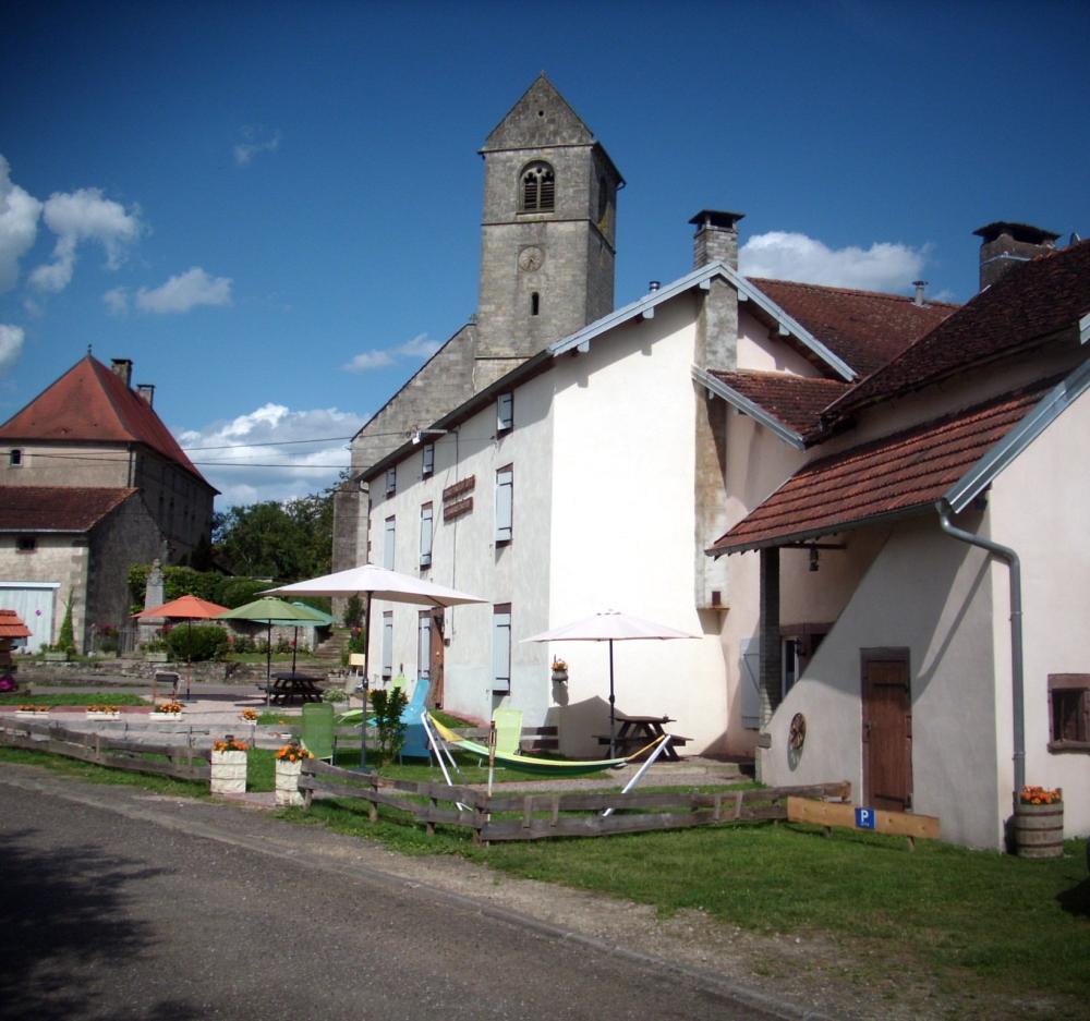 Grange d'Anjeux B&B - Blick auf die Kirche