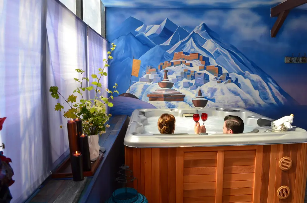 Al 2 Guest House - - La Himalayan Spa e la sua Jacuzzi