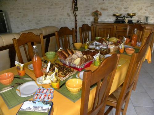 Maison d'Hôtes La Quèrière - Frühstückstisch