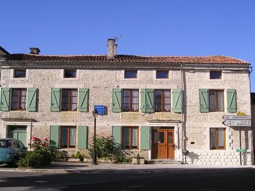 Maison du Tilleul Argente - Bed & breakfast - Holidays & weekends in Courcôme