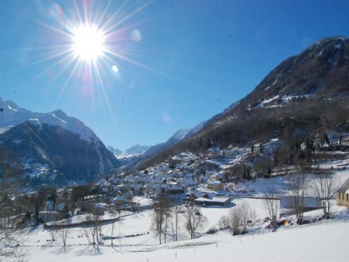 La Maisonnée - Das Dorf Sazos unter Schnee