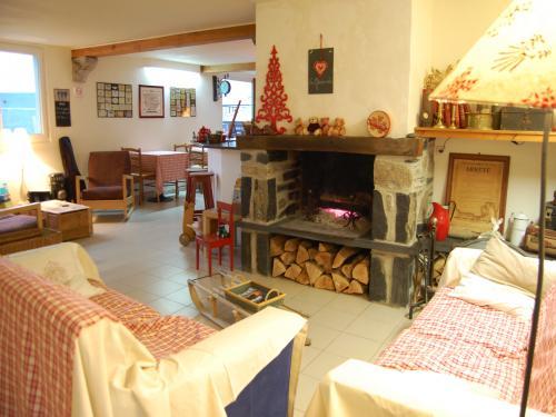 La Maisonnée - Das Wohnzimmer mit Kamin