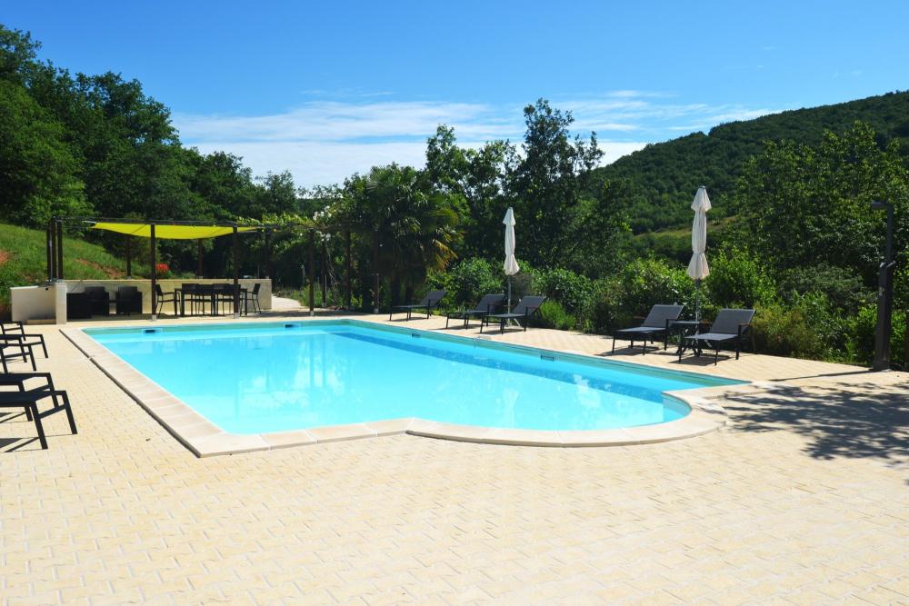 Le Manoir - Der Pool mit Blick auf das Tal