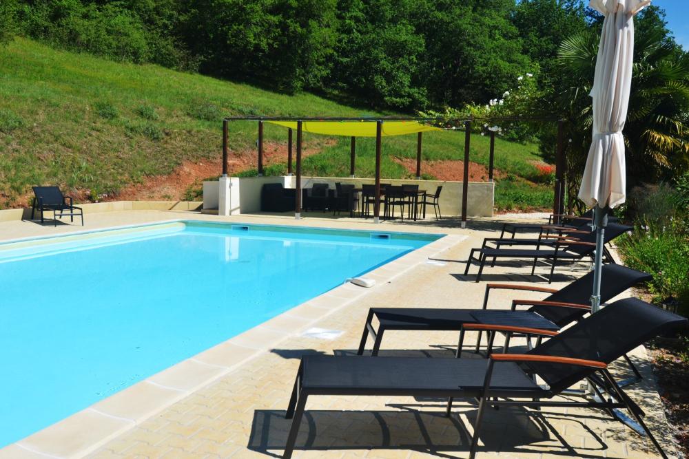 Le Manoir - Der Pool mit Blick auf das Tal