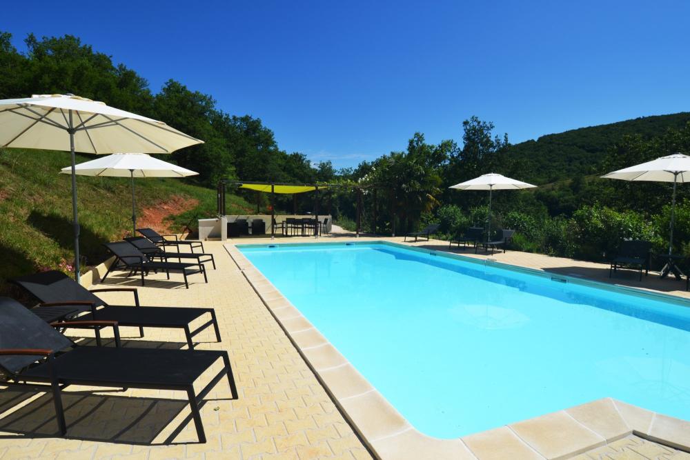 Le Manoir - Der Pool mit Blick auf das Tal