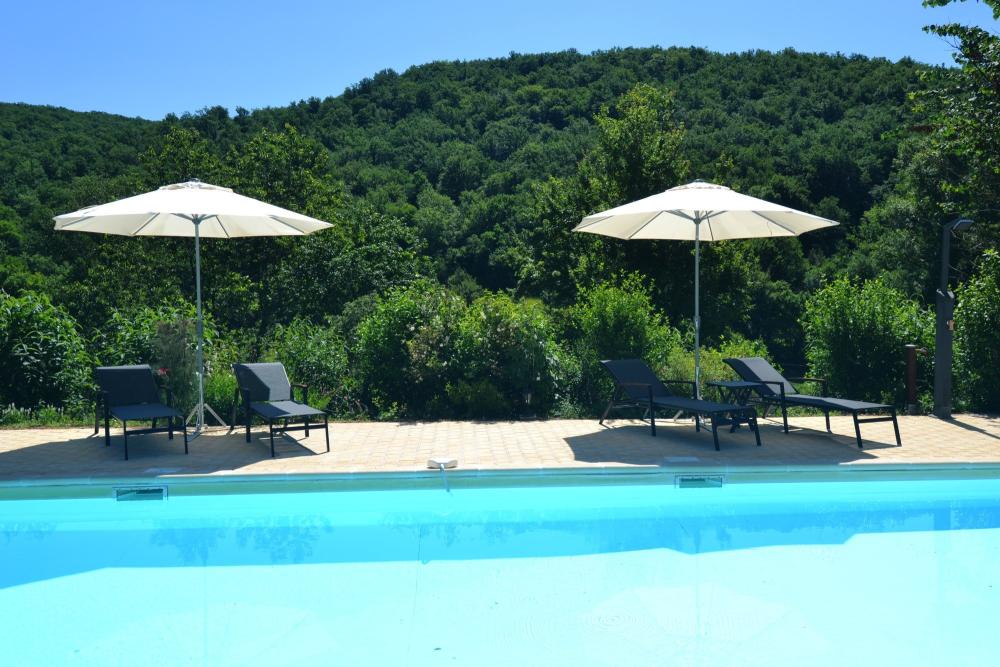 Le Manoir - Der Pool mit Blick auf das Tal