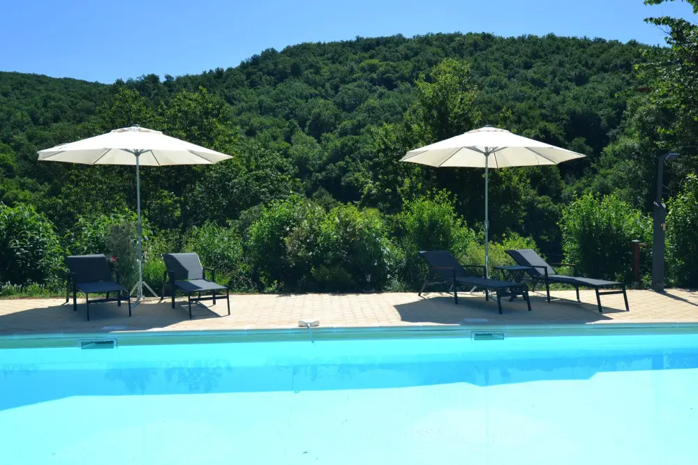 Le Manoir - La piscina con vista sulla valle