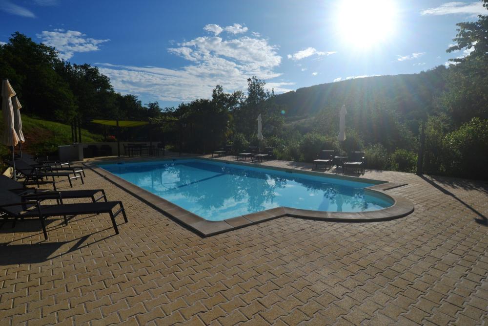 Le Manoir - Der Pool mit Blick auf das Tal