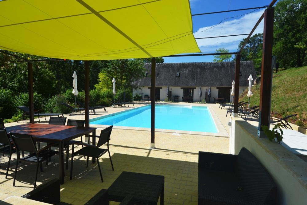 Le Manoir - Der Pool mit Blick auf das Tal