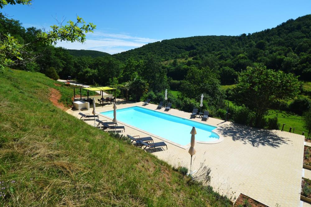 Le Manoir - Der Pool mit Blick auf das Tal