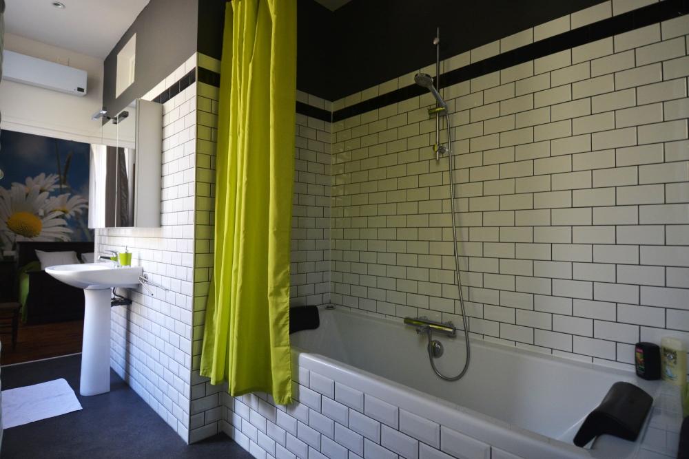 Le Manoir - Badezimmer des Zimmers Mauzac